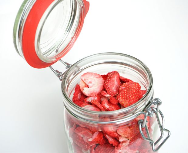 Gefriergetrocknete Bio Erdbeeren Scheiben im Drahtbgelglas