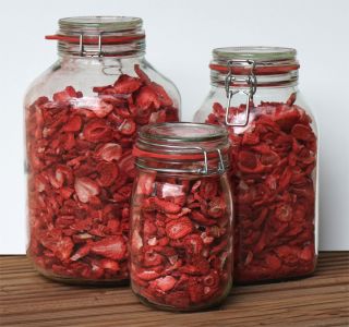 Gefriergetrocknete Bio Erdbeeren Scheiben im Drahtbgelglas